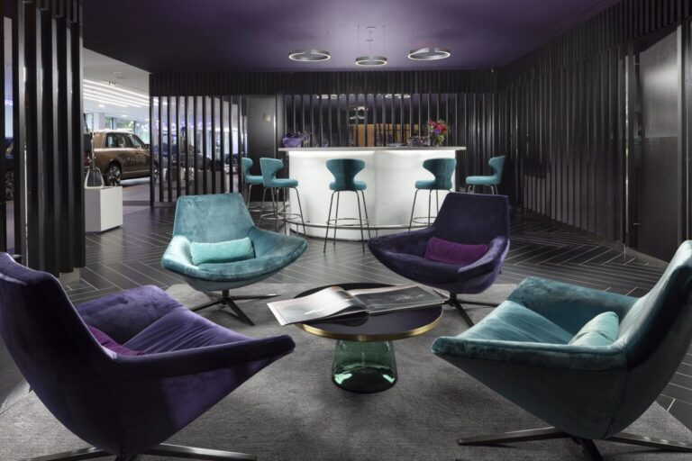 Ľudia tu utrácajú milióny. Otvorili superluxusnú predajňu áut