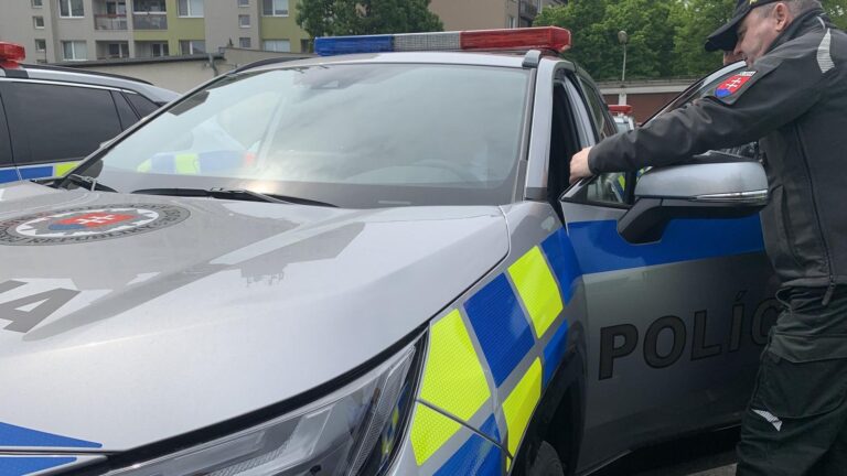 Na policajných autách chcú viac národných farieb. Plánujú ich premaľovať? – Správy