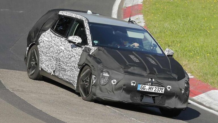 Kia EV4  príde aj ako hatchback. Už ju testujú - Magazín - Auto - Pravda