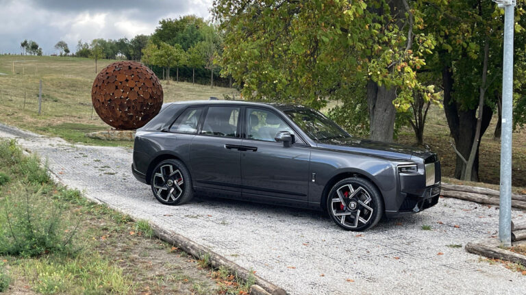 Test: Rolls-Royce Black Badge Cullinan Series II. Ako sa žije na vysokej nohe - Testy automobilov - Auto - Pravda