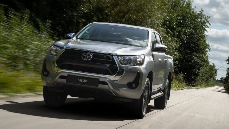 Toyota Hilux Hybrid: Drsný pikap si pomáha ‘kvapkou‘ elektriny - Novinky - Auto - pravda.sk