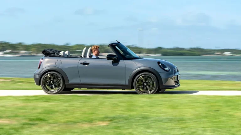 Nový Mini Cooper už přijíždí i jako Cabrio. Opět vám spočítá, jak dlouho jezdíte bez střechy | Auto.cz