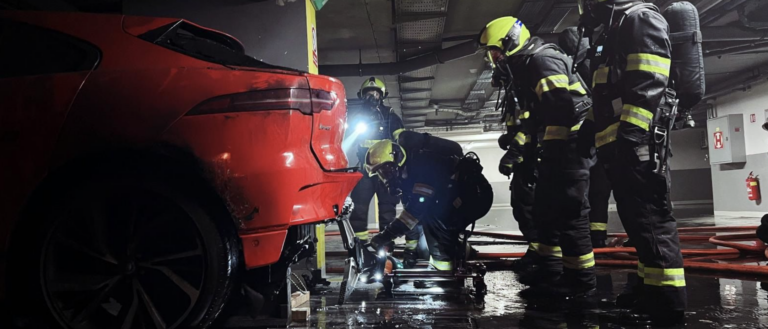 Českí hasiči zverejnili dáta o požiaroch elektromobilov. Koľko ich horelo v roku 2023?