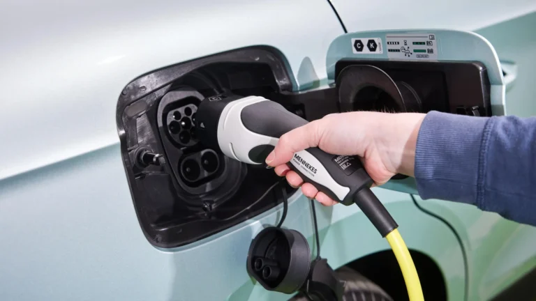 Šéf Škodovky Zellmer: Automobilkám v EU hrozí za emise sankce, které poškodí celé odvětví. Může za to klesající poptávka po elektromobilech - Garáž.cz