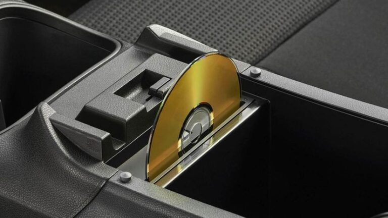 CD prehrávač v aute je po smrti. Z ponuky ho vyradila posledná značka - Magazín - Auto - Pravda