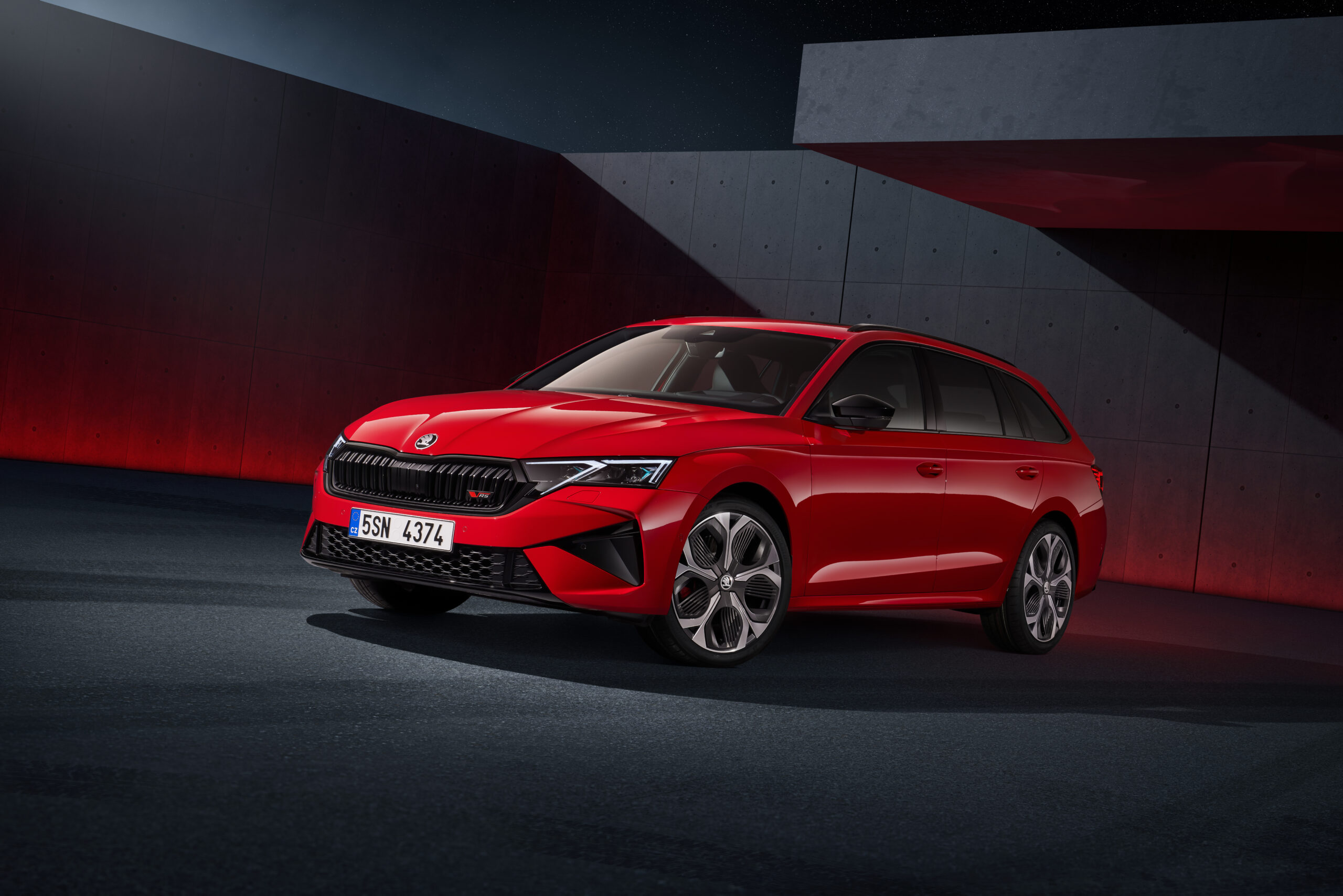 Škoda Octavia Combi RS získala ocenenie Zlatý volant 2024 v kategórii ...