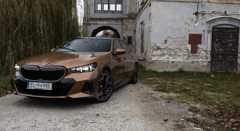 Test BMW 550e xDrive: Elegancia napriek hlúpym rečiam