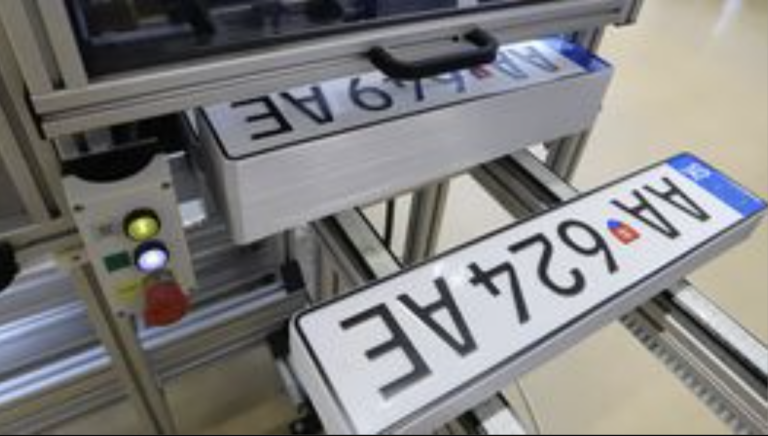 Veľké zmeny vo vydávaní a v cenách ŠPZ. Na provokačné značky zabudnite, hybridy už zelené nebudú - Poradňa - Auto - Pravda