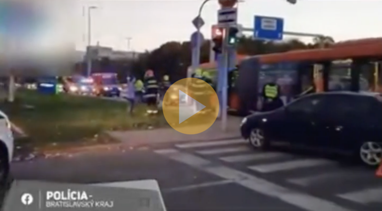 Video zachytilo priamu zrážku auta s autobusom. Vodič zle odbočil a potom prišla rana - Doprava - Auto - Pravda