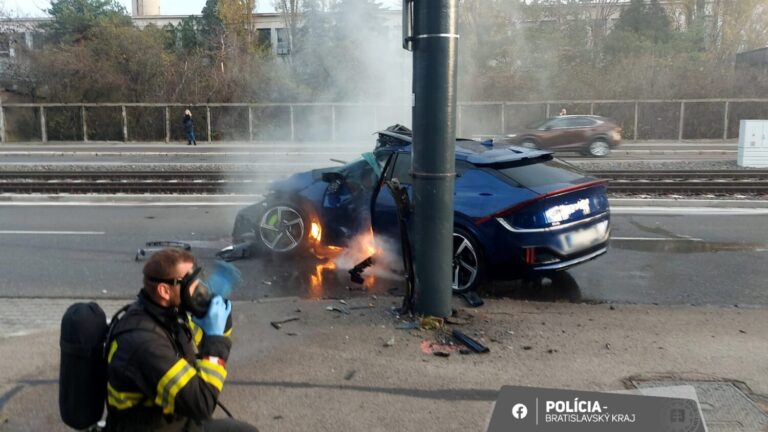 Aktualizované: V Bratislave horeli dva elektromobily v jeden deň. Čo sa stalo? | Doplnené o vyjadrenie HaZZ