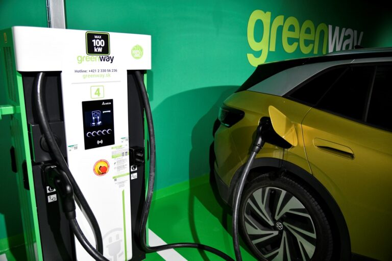 Koľko stojí parkovné na nabíjacích staniciach? Kedy sa to oplatí?