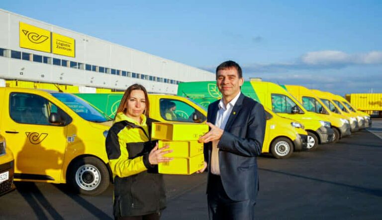 Rakúski poštári v elektromobiloch vypínajú kúrenie, aby doručili zásielky