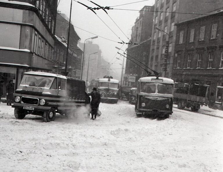 Galéria: Takto vyzerali snehové kalamity na cestách v minulosti - Doprava - Auto - Pravda