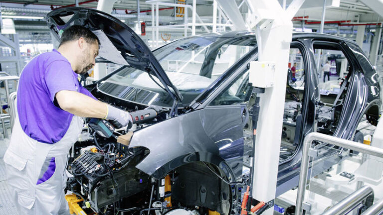 Volkswagen kapituloval: Prepustí ‘len‘ 35 000 zamestnancov - Magazín - Auto - Pravda