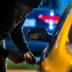 zlodej aut clanokW Ako sa kradnú autá: 6 najčastejších spôsobov, ktoré zlodeji používajú
