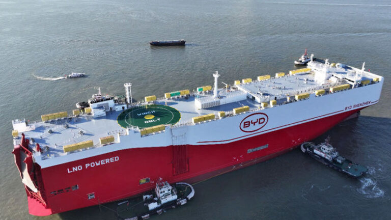 Číňania postavili megaloď na prepravu áut. Tento obor ich zvládne takmer 10-tisíc - Magazín - Auto - Pravda