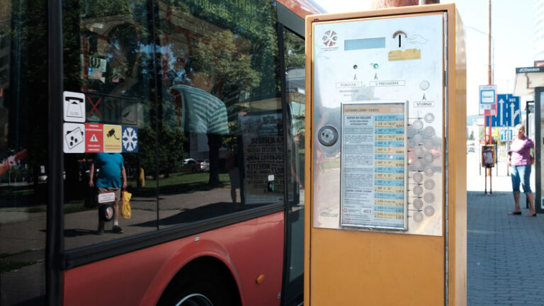 V Bratislave budú modernizovať lístkové automaty. Takmer 80 ich zrušia - Doprava - Auto - Pravda