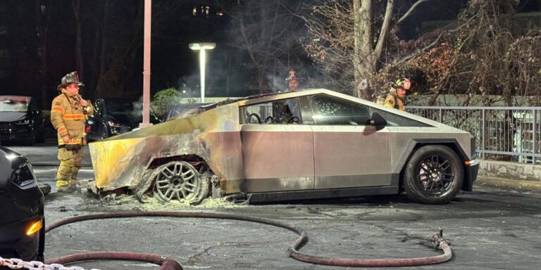 Reputačné peklo. Tesla reaguje na ďalší požiar Cybertrucku. Horia elektromobily skutočne častejšie ako benzínové a naftové autá? | Autobazar.EU