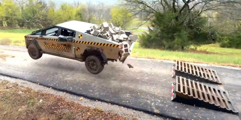 Spravili doposiaľ najťažší test terénnej Tesly. Zlyhala náprava, pokorí ju lacnejší rival Fordu? | Autobazar.EU