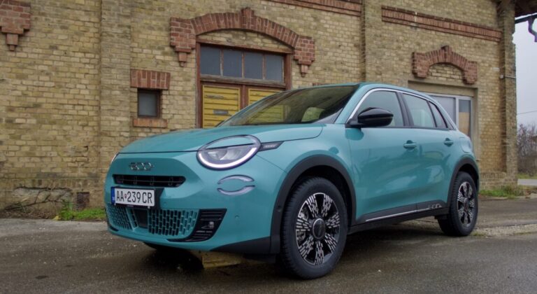 Test Fiat 600 Hybrid: 500 XXL pre štyroch - AutoGrip