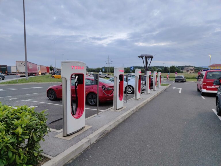 Koniec predbiehaniu na nabíjačkách. Tesla zavedie inovatívny systém radenia