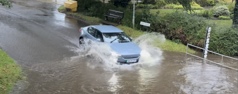 Elektromobily vs. hlboká voda: Prečo majú navrch nad spaľovákmi?