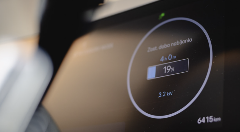 Aj to sa môže stať! Za 14 hodín nabil len 5 % batérie Tesly