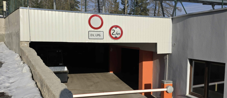 Zákaz parkovania elektromobilov v podzemných garážach sa nekoná. Hasiči vydali aktualizovanú smernicu