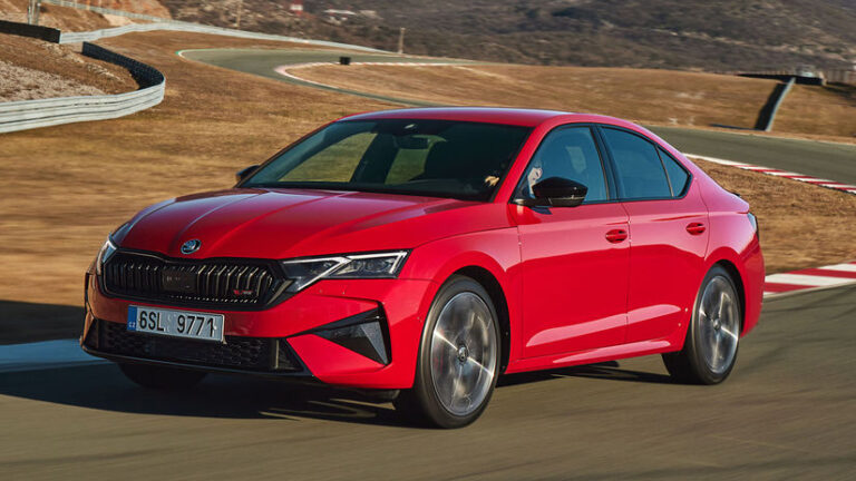 Prvá jazda: Škoda Octavia RS – po facelifte je ešte silnejšia. Za volantom to cítiť - Testy automobilov - Auto - Pravda