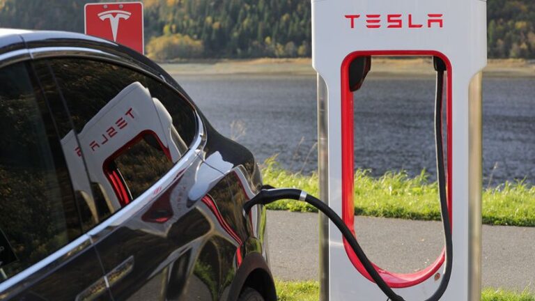 Hekeri sa ‘zamilovali‘ do nabíjačiek. Na mušku si ich berú stále viac - Magazín - Auto - Pravda