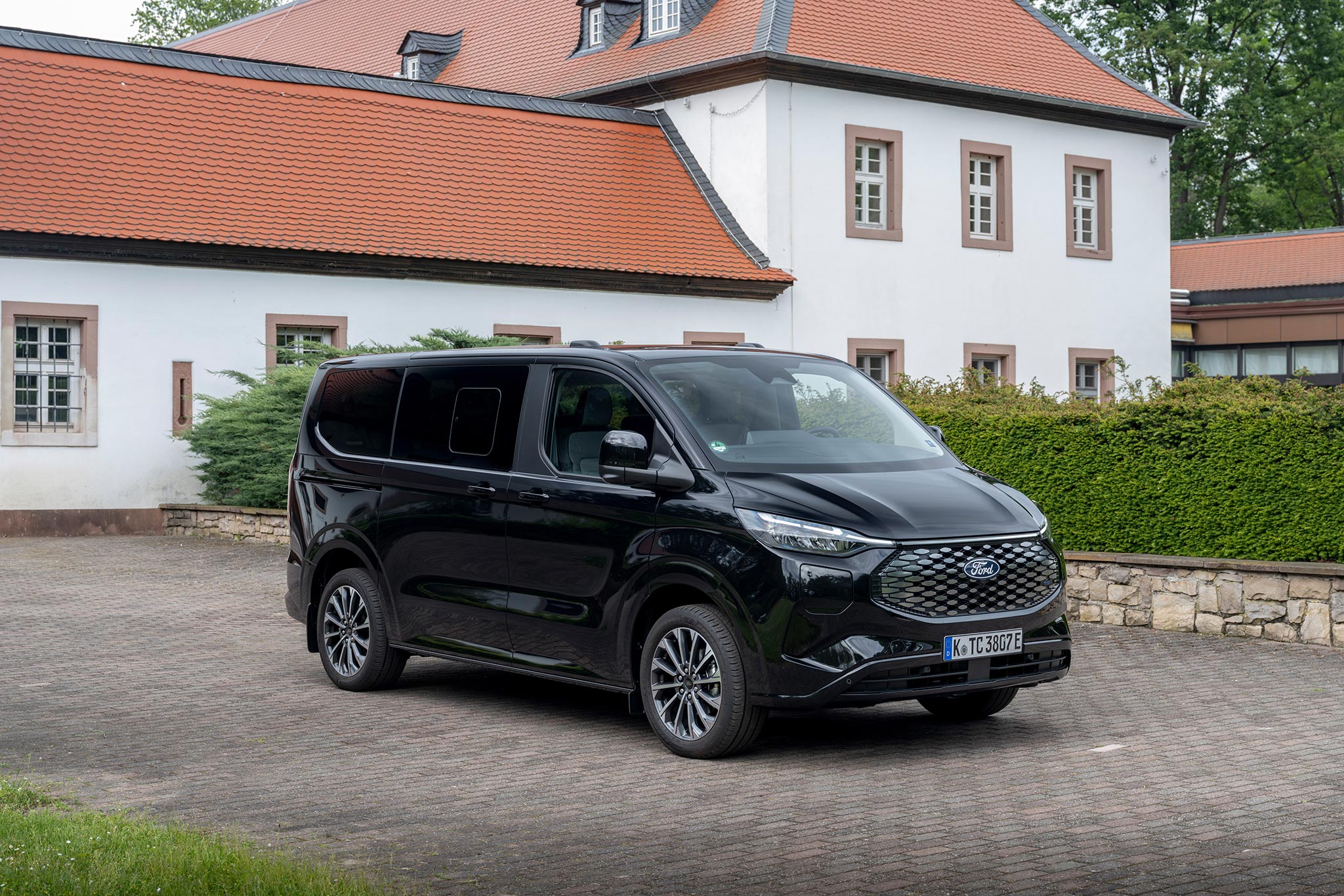 Ford E-Tourneo Custom: Elektrická budúcnosť viacúčelových vozidiel s dojazdom 302 km