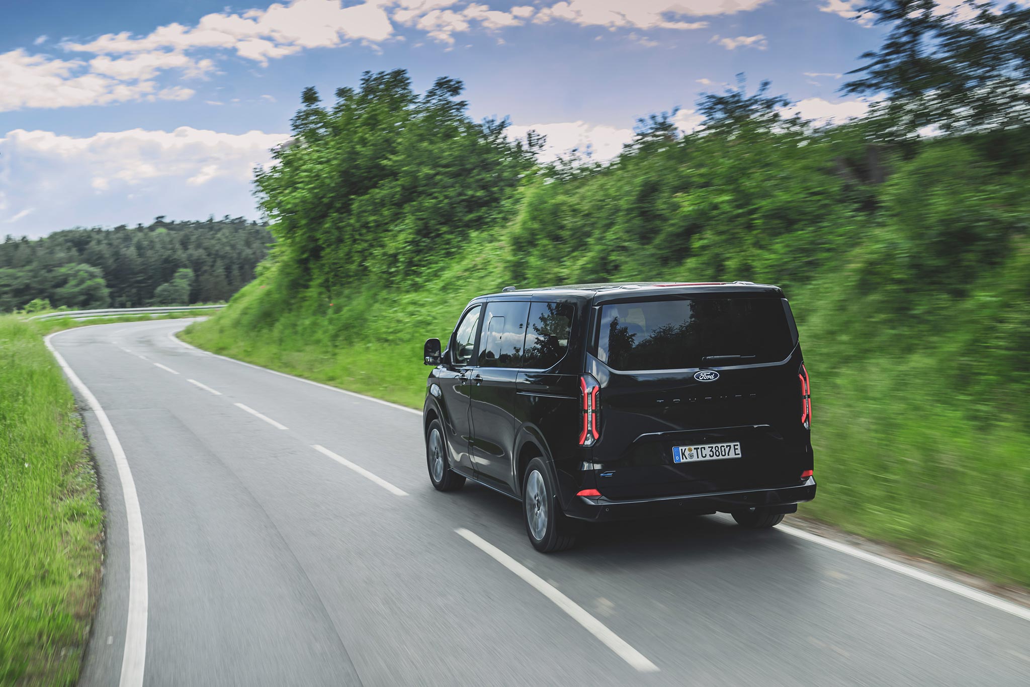 Ford E-Tourneo Custom: Elektrická budúcnosť viacúčelových vozidiel s dojazdom 302 km