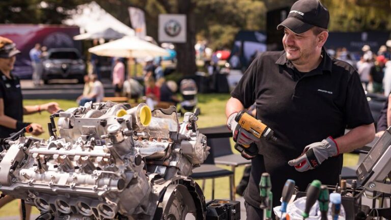 Motory V12 montuje v AMG už len jediný človek a ručne. Stal sa ikonou  - Magazín - Auto - Pravda