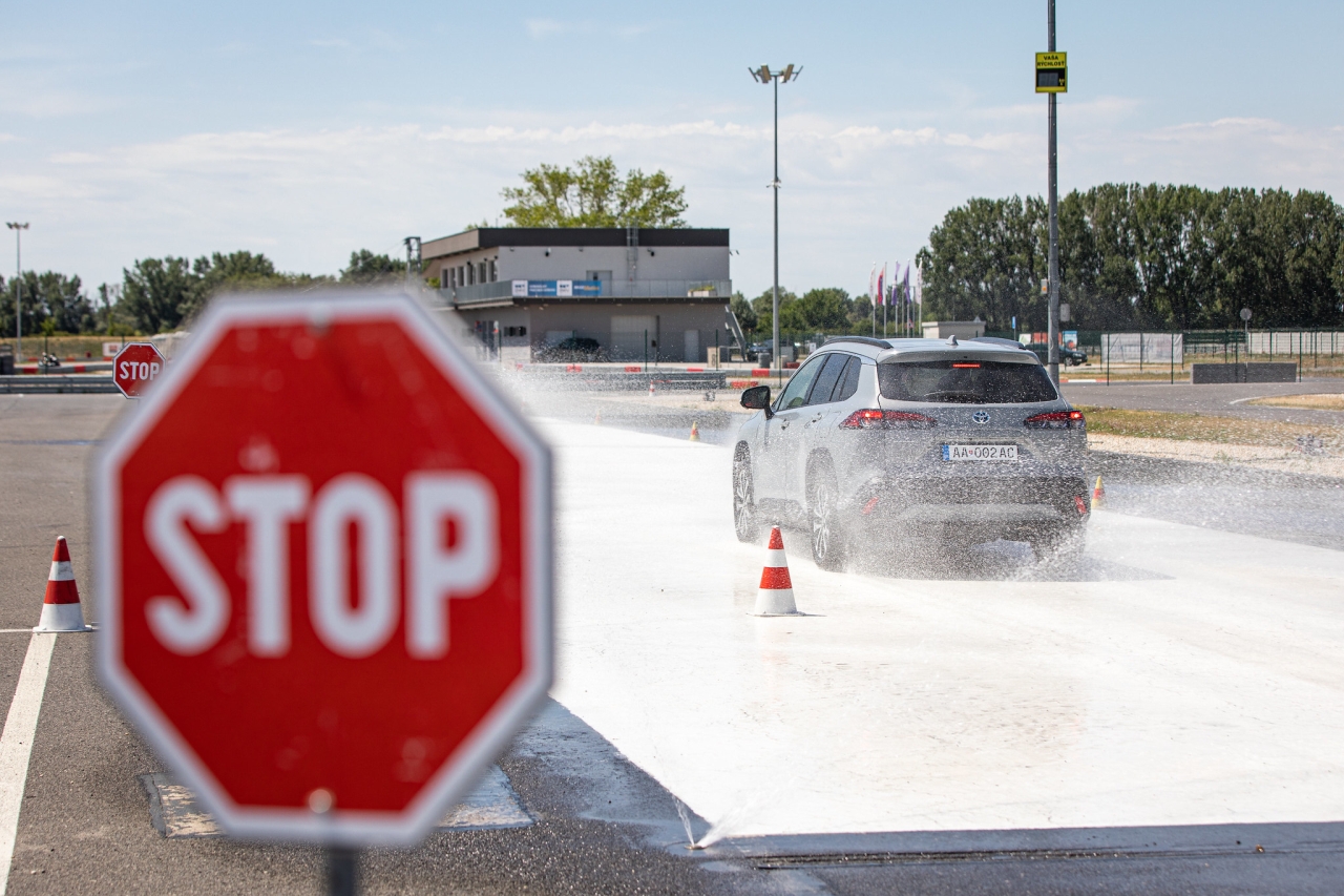 Mladí vodiči zostávajú najrizikovejšou skupinou na cestách, hoci celkový počet nehôd na Slovensku klesá