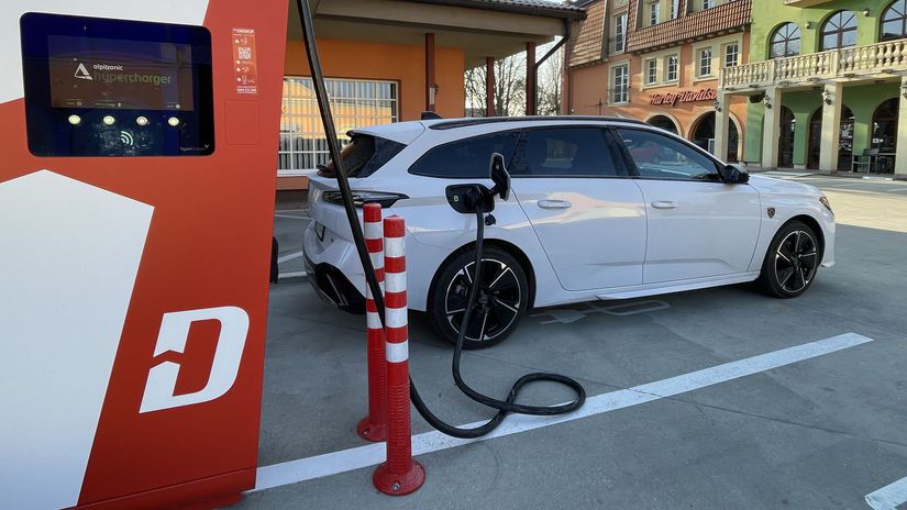 peugeot e 308 sw gt test nabijania 2025 06 clanokW Koľko stojí nabíjanie elektromobilu na verejných staniciach? Rozdiely sú výrazné