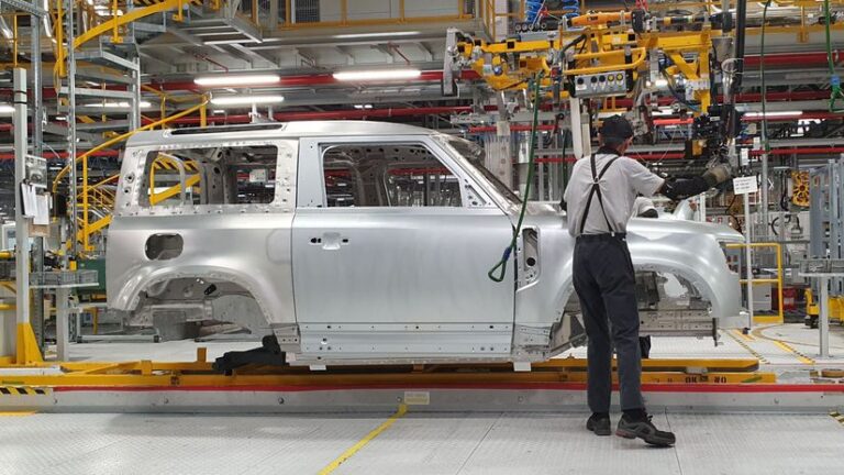 Trump zavádza 25 % clá na dovoz áut. Slovensko to zabolí - Magazín - Auto - Pravda