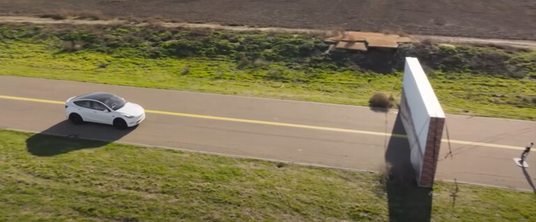 Tesla autopilot opäť nezvládol komickú situáciu. Potvrdili sa obavy z prvotného videa?