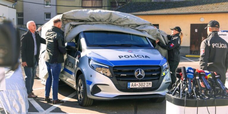 Polícia opäť mení dizajn áut: „Ukrajinský“ motív končí, toto majú byť nové národné farby | Autobazar.EU