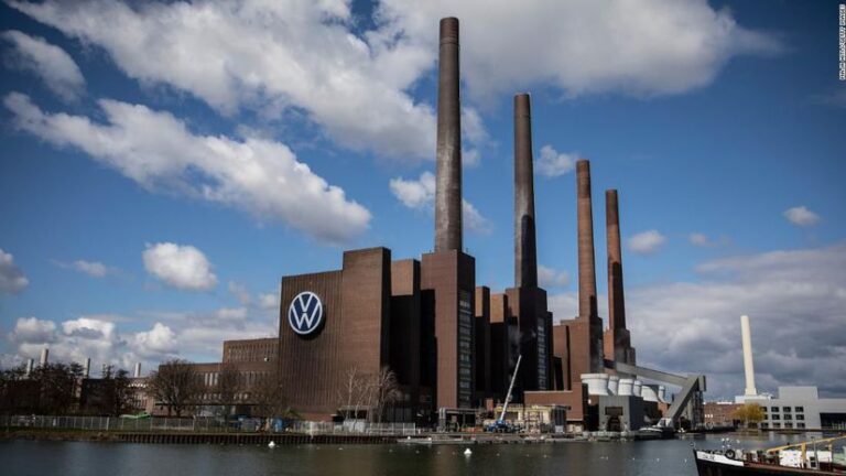 Zachráni Volkswagen zbrojenie? Šéf koncernu to nevylúčil - Magazín - Auto - Pravda