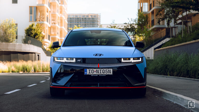 Kazia sa elektromobily viac ako spaľováky? Pozrite si čerstvé dáta