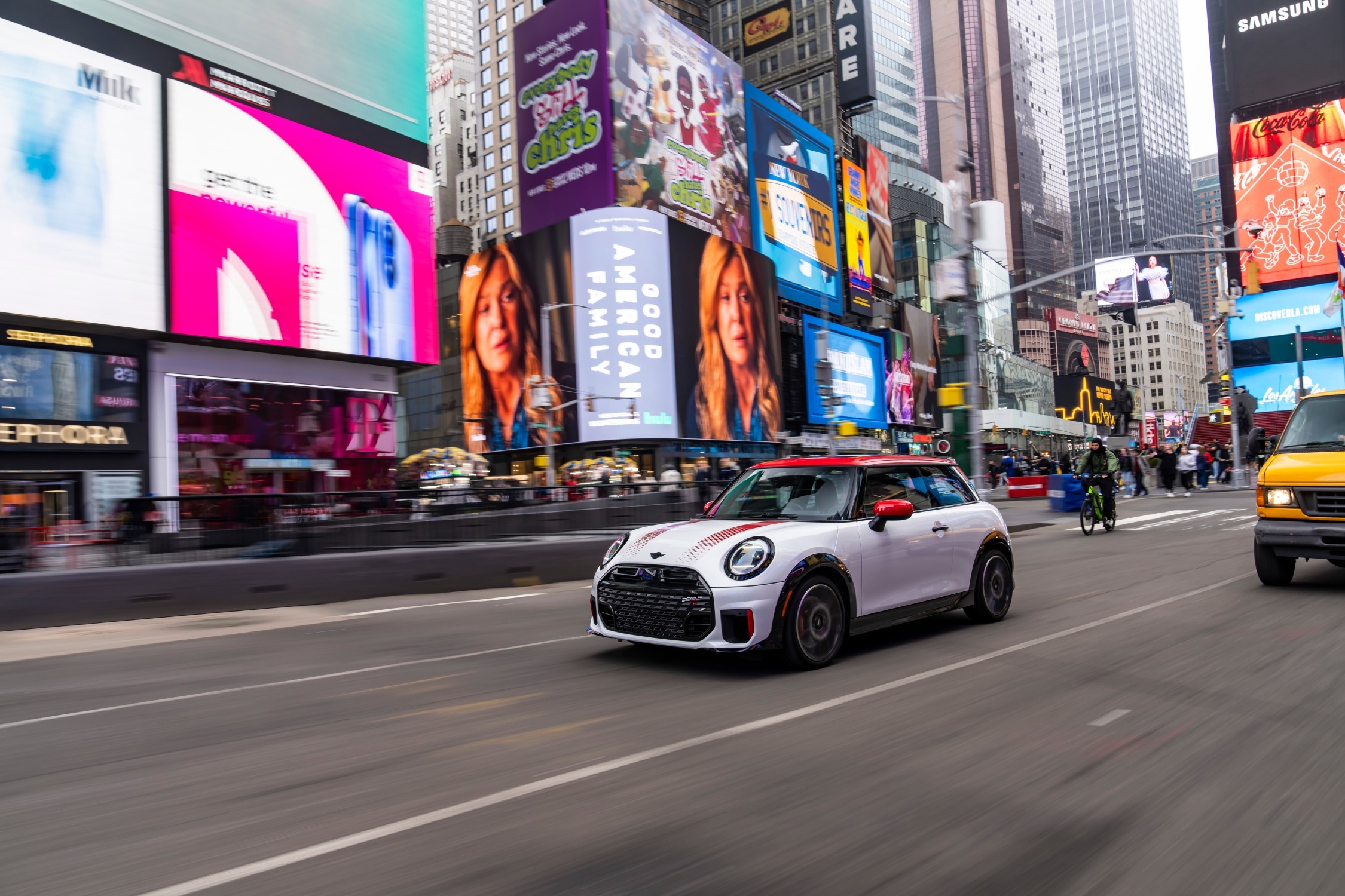 MINI John Cooper Works: Výkon a štýl na uliciach New Yorku