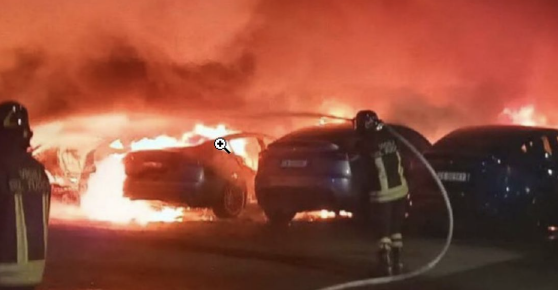 ð¥ð Oheň pohltil 17 elektromobilov pri Tesle! Vyšetrovatelia preverujú aj podpaľačstvo… ð® #Tesla #Poziar #Elektromobily