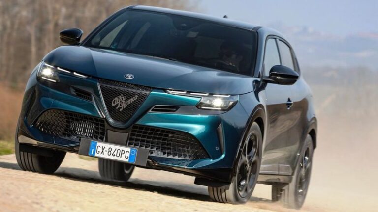 Alfa Romeo Junior Ibrida Q4: Najmenšia ‘alfa‘ dostala štvorkolku. Ale bez kardanu - Novinky - Auto - pravda.sk