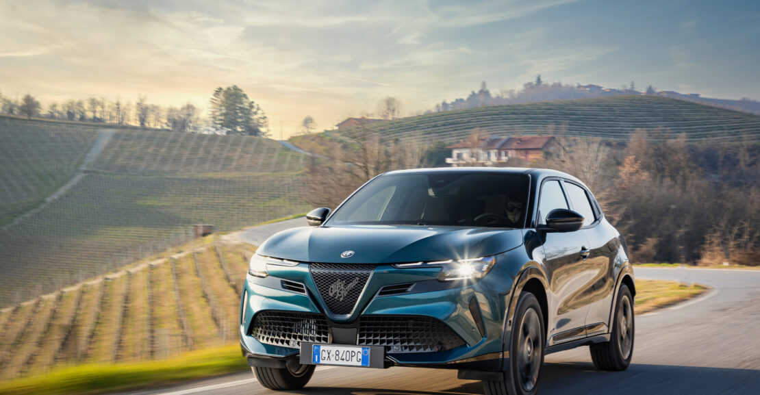 Alfa Romeo Junior Ibrida Q4: Najmenšia Alfa s pohonom 4x4, ale bez kardanu