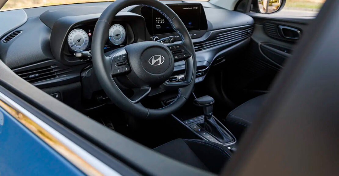 Hyundai Bayon 2024 08 Od 2026 budú v nových autách opäť povinné tlačidlá. EÚ mení pravidlá