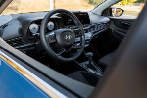 Hyundai Bayon 2024 08 Od 2026 budú v nových autách opäť povinné tlačidlá. EÚ mení pravidlá
