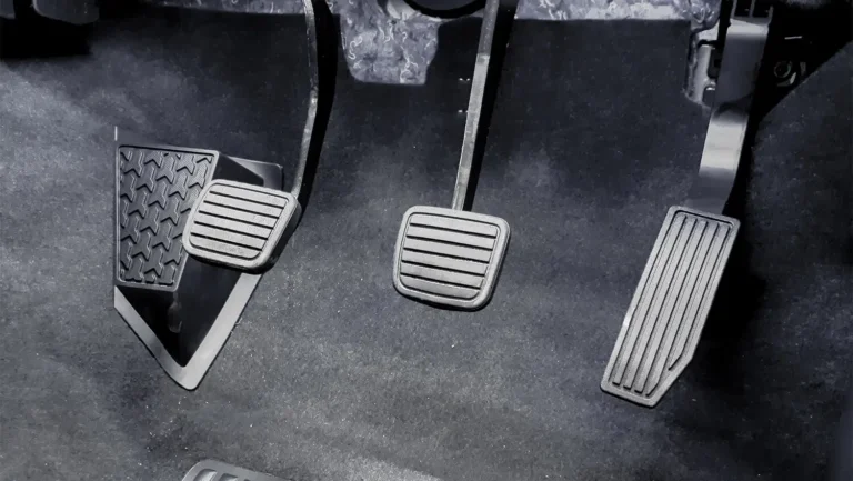 Skrytá funkcia brzdy mení správanie auta, Slováci to netušia