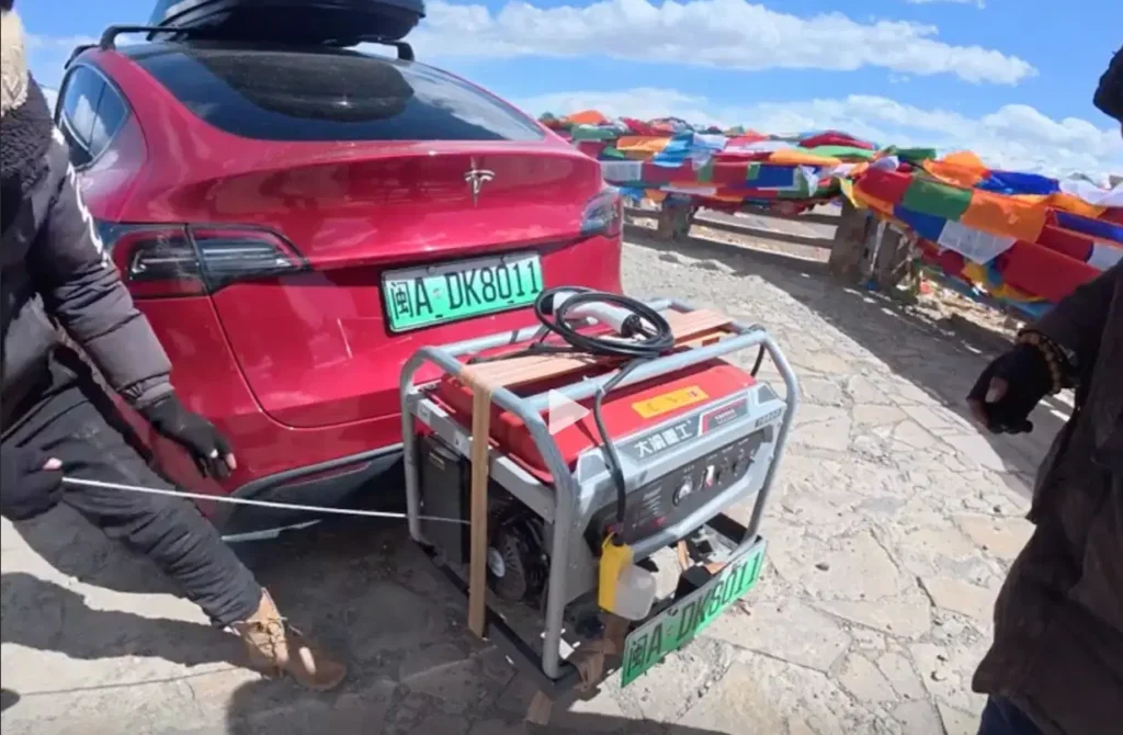 Tesla na konci sveta? Muž ju nabíjal generátorom vo výške 5 300 m