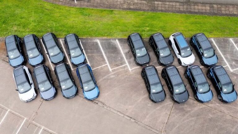 Fisker rozpredáva autá za smiešne ceny. Niektoré len tak chátrajú  - Magazín - Auto - Pravda
