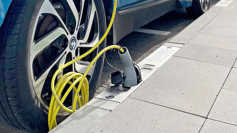 Nemci testujú nabíjacie obrubníky. Nie je to márny nápad - Magazín - Auto - Pravda